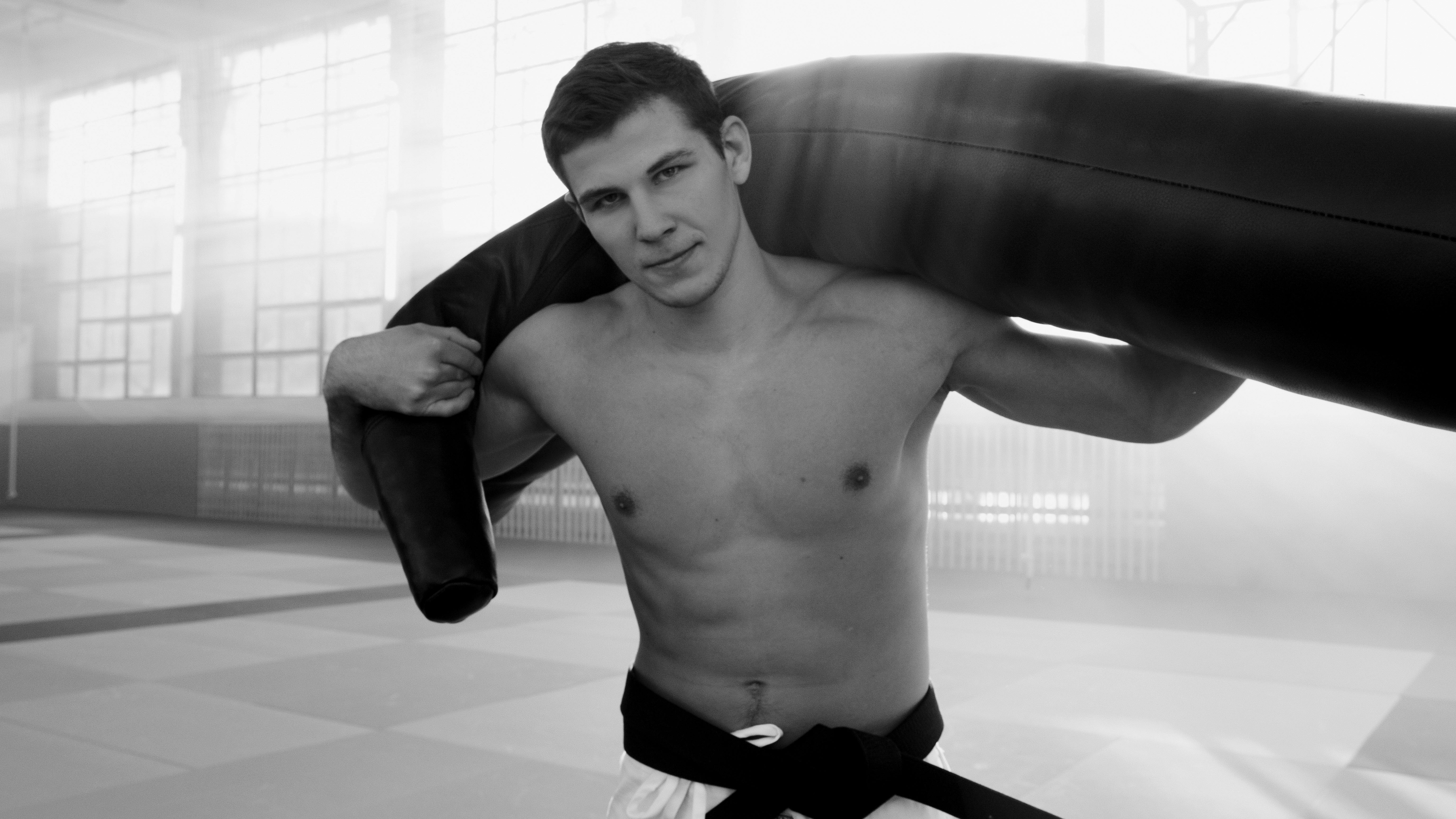 Homme faisant des squats